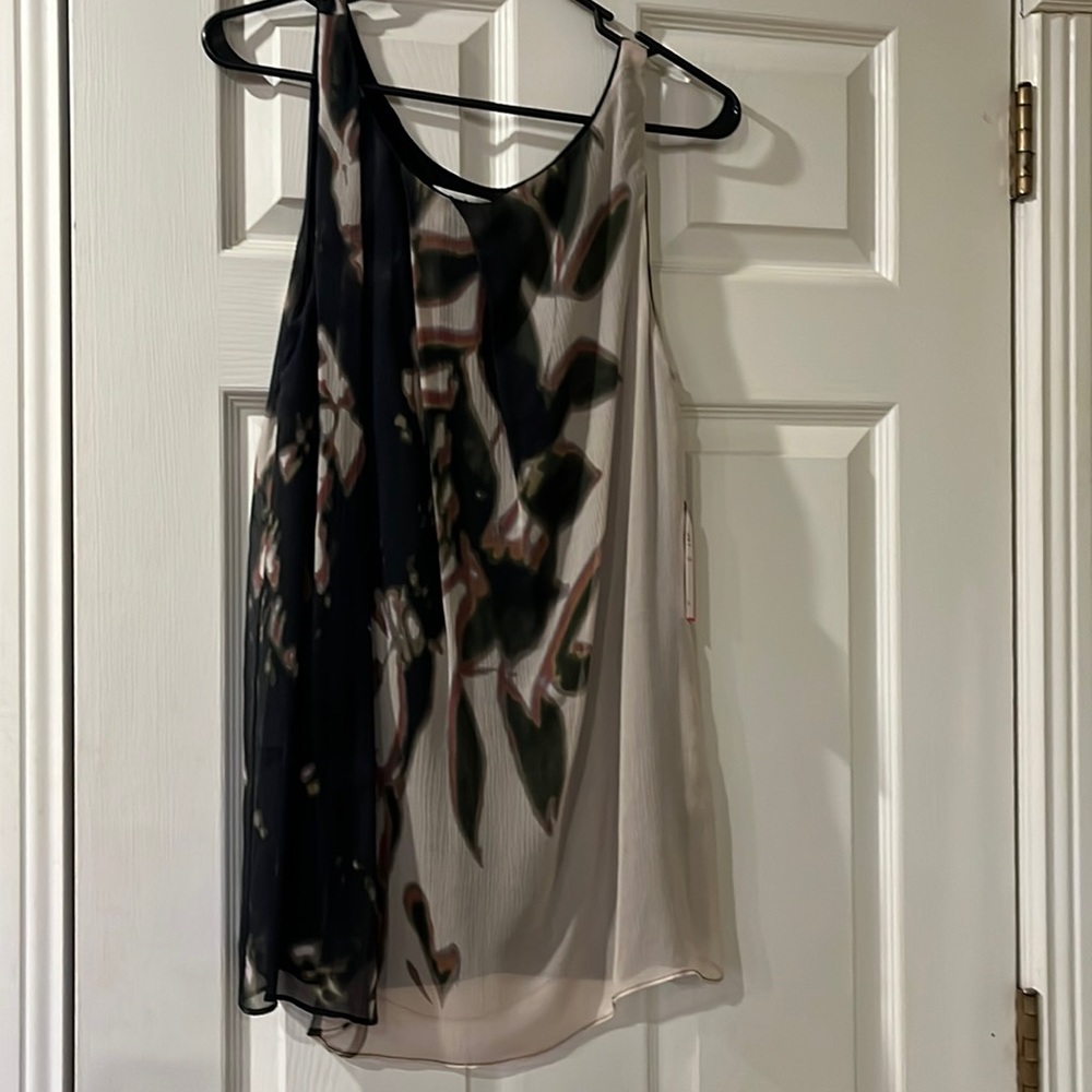 Sleeveless layered top. Flowing, hip length